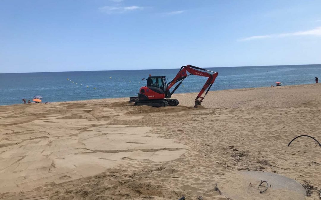 maquinaria-obres-excavaciones-playa-arena